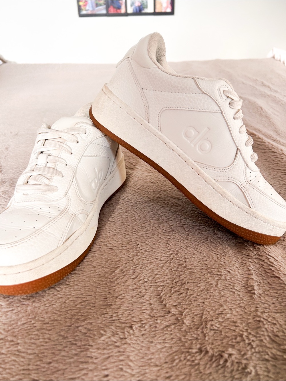 Alo Yoga White/Cream Leather Sneaker